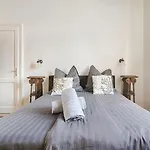 Ehemaliger Palast, Malerische Wohnung, Seeblick, Stellplatz شقة