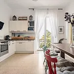 Ehemaliger Palast, Malerische Wohnung, Seeblick, Stellplatz شقة *