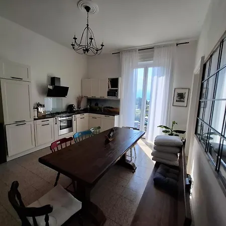 Ehemaliger Palast, Malerische Wohnung, Seeblick, Stellplatz Лавено