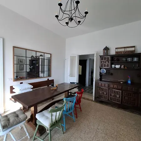 Appartement Ehemaliger Palast, Malerische Wohnung, Seeblick, Stellplatz Laveno