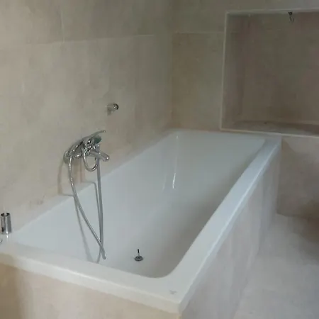 Апартаменты Ehemaliger Palast, Malerische Wohnung, Seeblick, Stellplatz Лавено