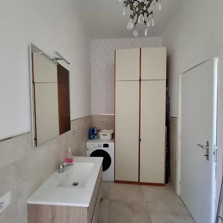 Ehemaliger Palast, Malerische Wohnung, Seeblick, Stellplatz Laveno