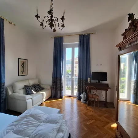 Ehemaliger Palast, Malerische Wohnung, Seeblick, Stellplatz Laveno