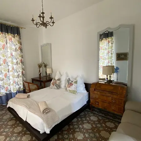 Ehemaliger Palast, Malerische Wohnung, Seeblick, Stellplatz Лавено