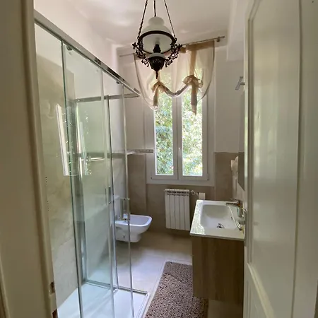 Ehemaliger Palast, Malerische Wohnung, Seeblick, Stellplatz * Лавено