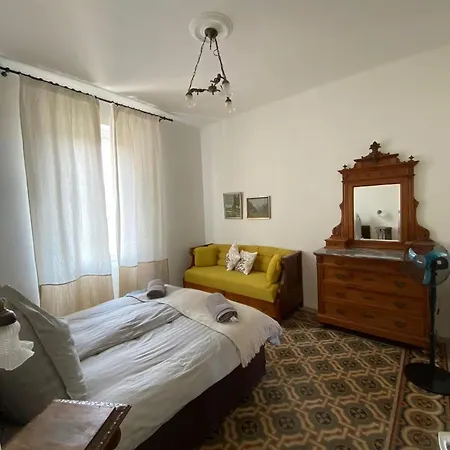 Ehemaliger Palast, Malerische Wohnung, Seeblick, Stellplatz * לבנו