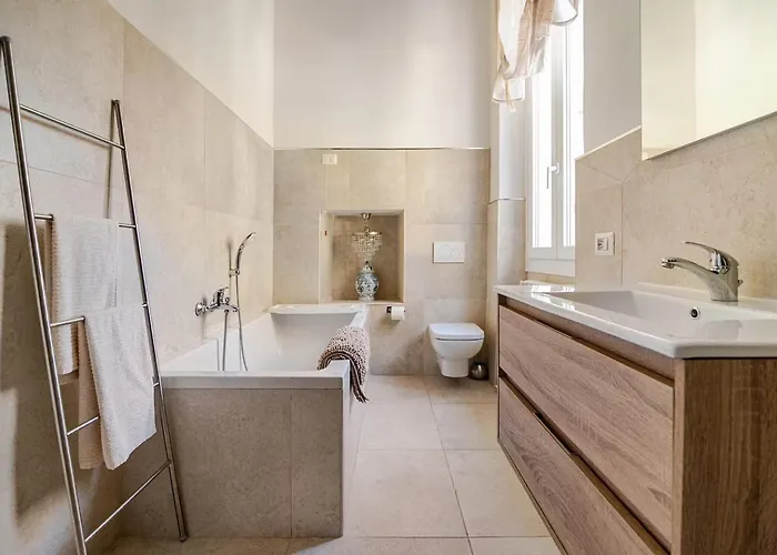 Ehemaliger Palast, Malerische Wohnung, Seeblick, Stellplatz