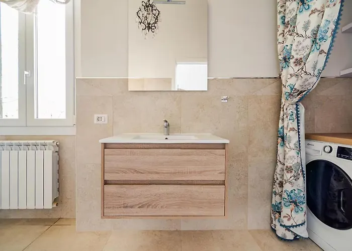 Ehemaliger Palast, Malerische Wohnung, Seeblick, Stellplatz