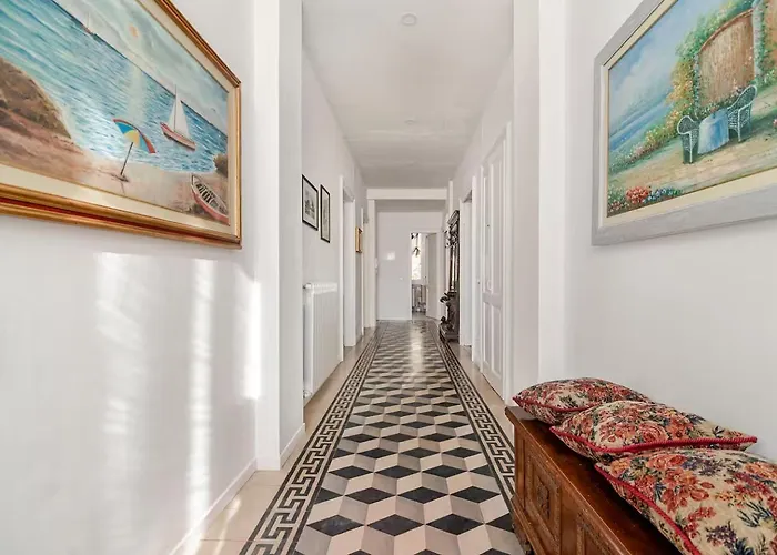 Ehemaliger Palast, Malerische Wohnung, Seeblick, Stellplatz Laveno