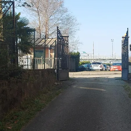 Malerische Seeblick Boots-trailer Stellpl Laveno