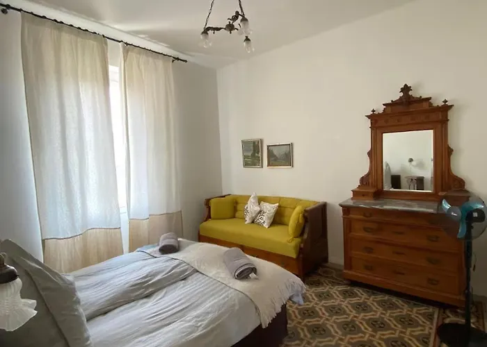 Ehemaliger Palast, Malerische Wohnung, Seeblick, Stellplatz * Laveno