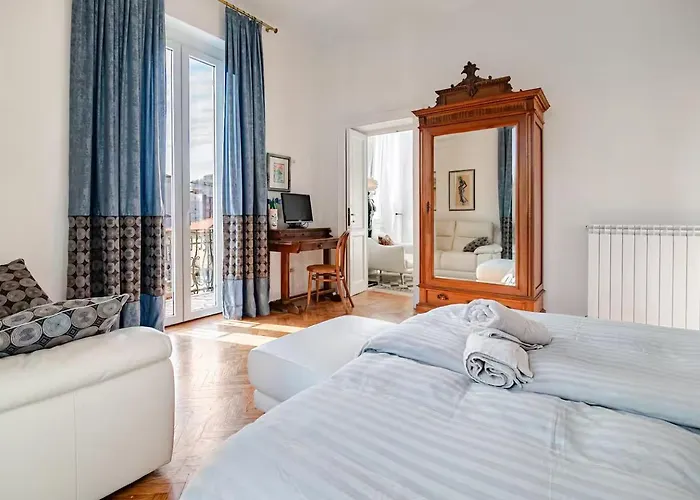 Ehemaliger Palast, Malerische Wohnung, Seeblick, Stellplatz Laveno