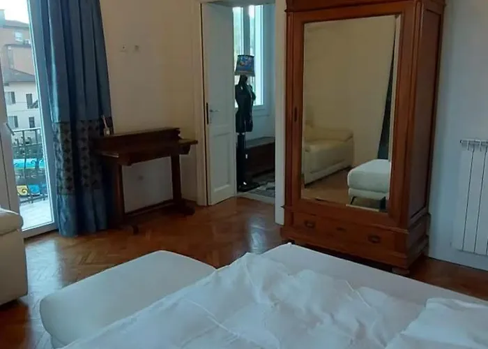 Διαμέρισμα Ehemaliger Palast, Malerische Wohnung, Seeblick, Stellplatz Laveno