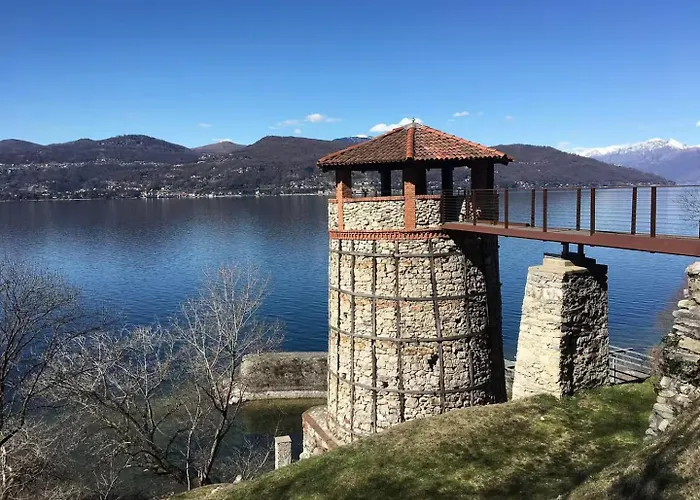 Ehemaliger Palast, Malerische Wohnung, Seeblick, Stellplatz Laveno
